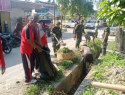 Personel Koramil Bontobahari Bersama Warga Gotong Royong Bersihkan ki Saluran Air