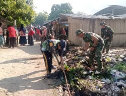 Personel Koramil 1411- 05 Bontotiro Gotong Royong Bersihkan Pasar