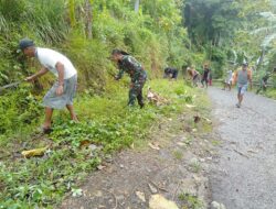 Mantap, Personel Koramil 1411-07 Herlang Ajak Warga Bersihkan Bahu Jalan