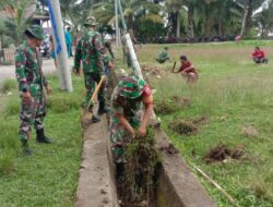 Antisipasi Banjir, Personel Koramil 1411-03/Kajang Bersama Masyarakat Bersihkan Saluran Air.