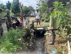 Personel Koramil 1411-02/ Bulukumba Kerja Bakti bersama Warga Bersihkan Saluran Air