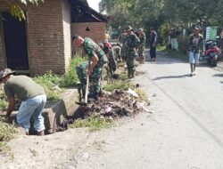 Anggota Koramil 1411-02/Bulukumpa Kerja Bakti Bersihkan Saluran Air