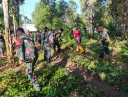 Anggota Koramil 1411-01/ Gantarang Gotong Royong Bersihkan Saluran Air