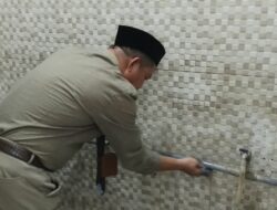 Mantap, Ketua KSP Berkat Andi Makkasau Turun Tangan Bersihkan Tempat Wudhu