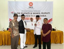 Sejumlah Pendukung Antar H.Ambo Upe Kembalikan Formulir Calon Bupati di PKS