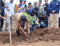 Peringati Hari Bumi, Bupati Andi Utta Tanam Pohon Produktif