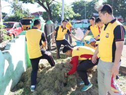 Personel Polres Bantaeng  Kerja Bakti di Taman Makam Purbakala La Tenri Ruwa