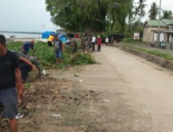 Koramil 1411-05/Bonto Bahari Gotong Royong Bersama Warga Bersihkan  Sekitar Pantai