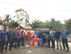 Dinsos Bulukumba Serahkan Bantuan Kepada Korban Kebakaran di Kajang