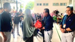 Ketua  KSP Berkat Andi Makkasau Serahkan Secara Simbolis Paket Lebaran Kepada Anggota. Tercatat 33.429 Anggota Akan Menerima Paket Lebaran 