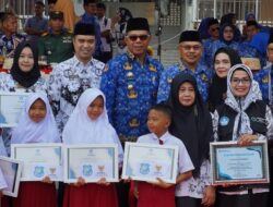 Tahun Ajaran Baru, Siswa Baru SD dan SMP di Bulukumba Terima Baju Seragam Gratis