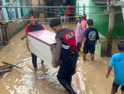 Polisi Bantu Evakuasi  Warga Terdampak Banjir di Bulukumba