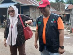 Ketua Pengadilan Negeri Ernawaty Ridwan Berikan Makanan Kepada Personel Tagana