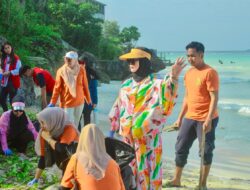 Liburan dan G2B2 TP-PKK dan Dekranasda Bulukumba Gelar Bersih bersih di Pantai Tanjung Bira
