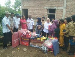 Pasca Kebakaran Kadis Sosial Temui Korban Sekaligus Serahkan Bantuan