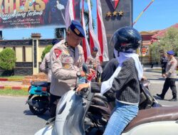 Brimob Polda Sulsel Bagi-Bagi Bendera Ke Pengguna Jalan