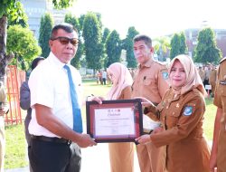 Bupati Bulukumba Serahkan Penghargaan Kepada Sejumlah Kepala OPD di Bulukumba