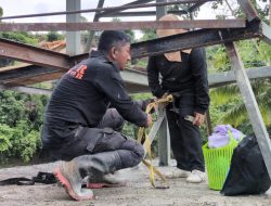 Gerak Cepat  Totalitas Personel Brimob Polda Sulsel Kolaborasi Masyarakat Bangun Jembatan Gantung untuk Anak Sekolah di Soppeng