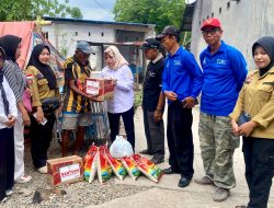 Kadinsos Serahkan Bantuan Kepada Dg Alle yang Tinggal Dibawah Tenda, Pasca Rumahnya Terbakar