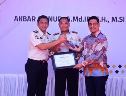 Wabup A.Edy Manaf Serahkan Sertifikat Akreditasi Paripurna, Sekaligus Kado Perpisahan Akbar Amnur 