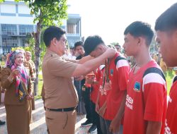 Wabup Edy Manaf, Serahkan Medali Penghargaan kepada Atlet Sepakbola U-16