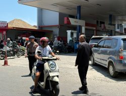 Seragam Brimob di Tengah Antrean BBM, Pesannya Tegas Polisi Hadir untuk Masyarakat