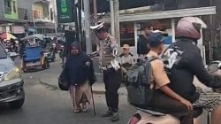 Anggota Satlantas Bantu Seorang Nenek Nyeberang Jalan