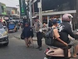 Anggota Satlantas Bantu Seorang Nenek Nyeberang Jalan