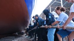 Turis Mancanegara Antusias Ikuti Prosesi Annyorong Lopi, Pinisi Bulukumba Siap Berlayar ke Labuan Bajo