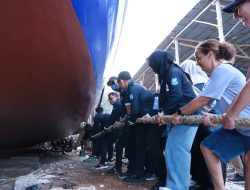 Turis Mancanegara Antusias Ikuti Prosesi Annyorong Lopi, Pinisi Bulukumba Siap Berlayar ke Labuan Bajo