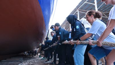 Turis Mancanegara Antusias Ikuti Prosesi Annyorong Lopi, Pinisi Bulukumba Siap Berlayar ke Labuan Bajo